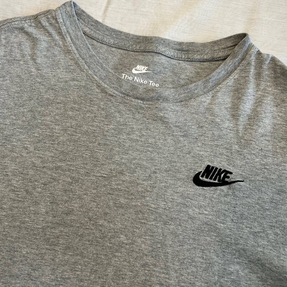 Nike T-Shirt Mens Medium Grey AR4997-064 Short Sleeve Embroidered Swoosh Tee